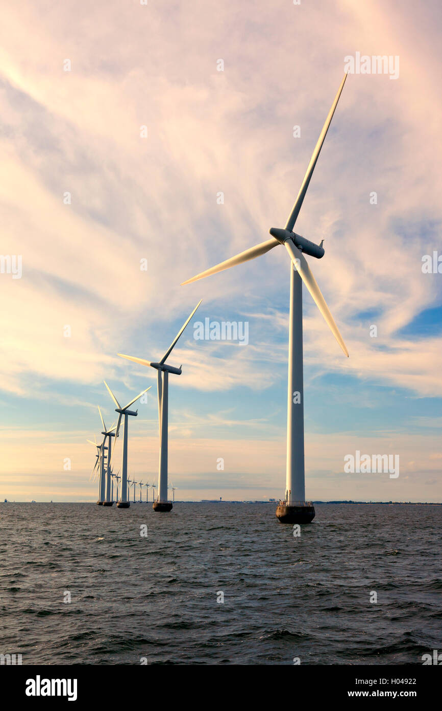 Middelgrunden Offshore Wind Farm al largo della costa del porto di Copenhagen, Danimarca. Proprietà 10 ciascuno, Middelgrundens turbina eolica Cooperativa e HOFOR. Foto Stock