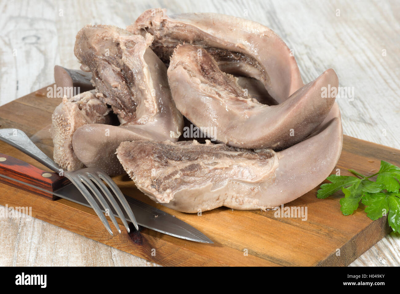 Bollito di maiale alette disposte su di un tagliere Foto Stock