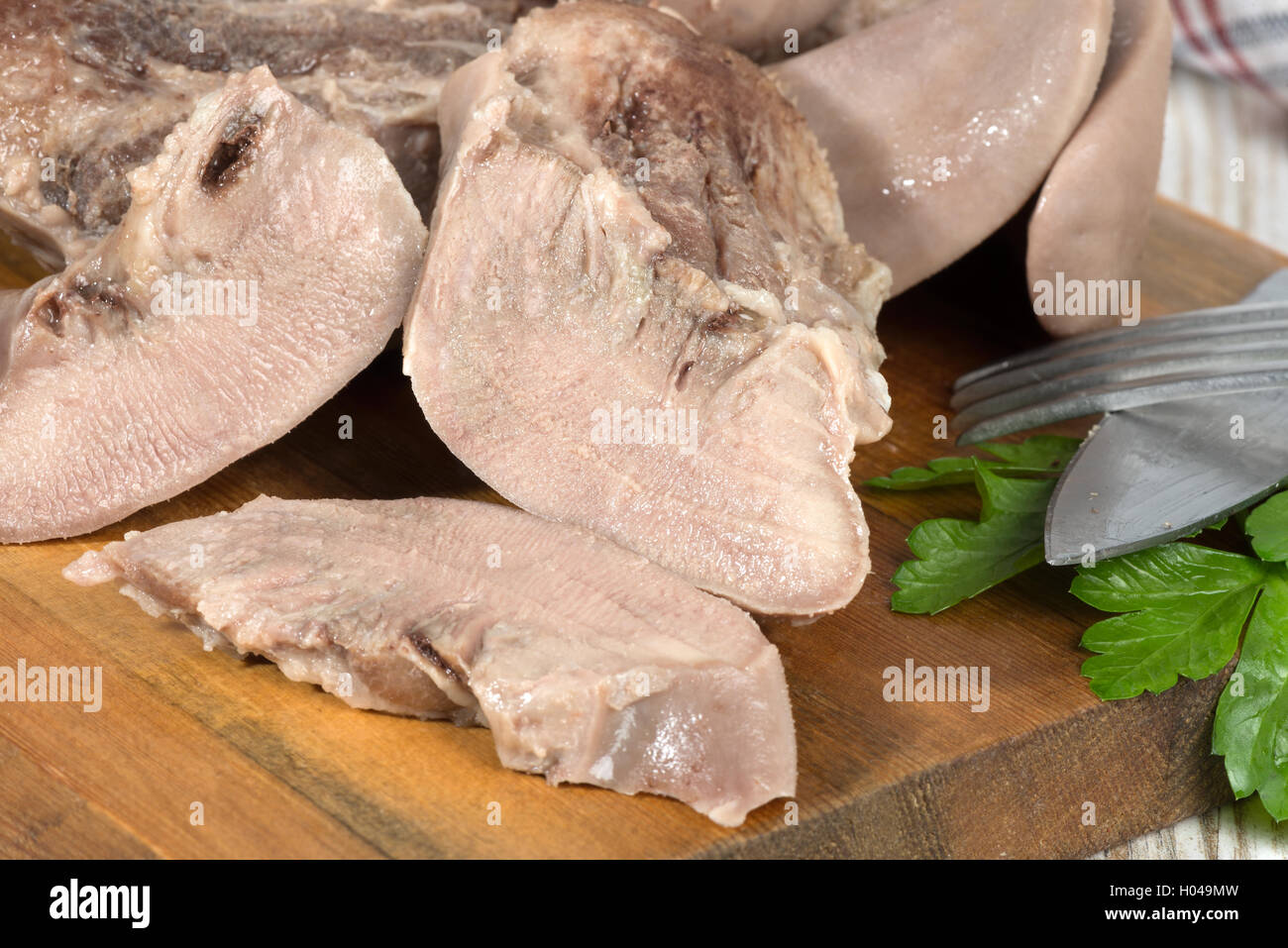 Bollito di maiale alette disposte su di un tagliere Foto Stock