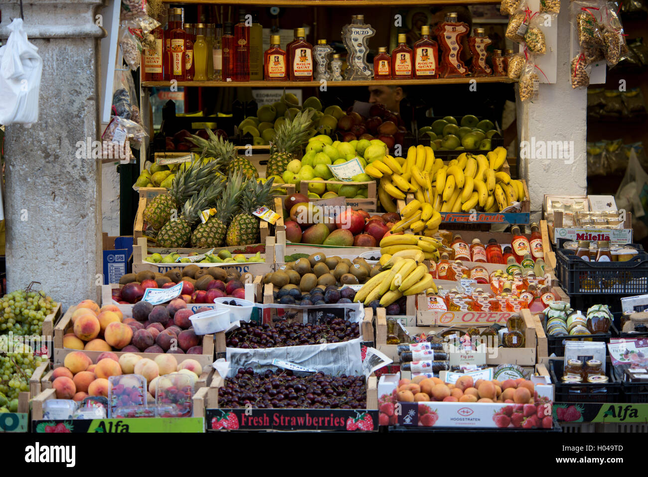 Un display a colori di frutta a un droghiere verde in Corfu, CORFU, ISOLE IONIE, isole greche, Grecia, Europa Foto Stock