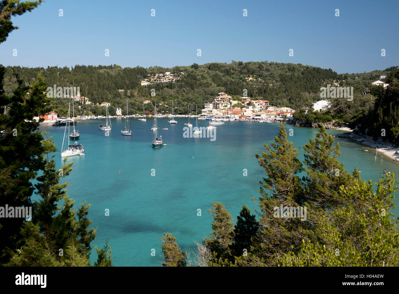 Una veduta aerea del porto di Lakka e barche ormeggiate, Paxos, Isole Ionie, isole greche, Grecia, Europa Foto Stock