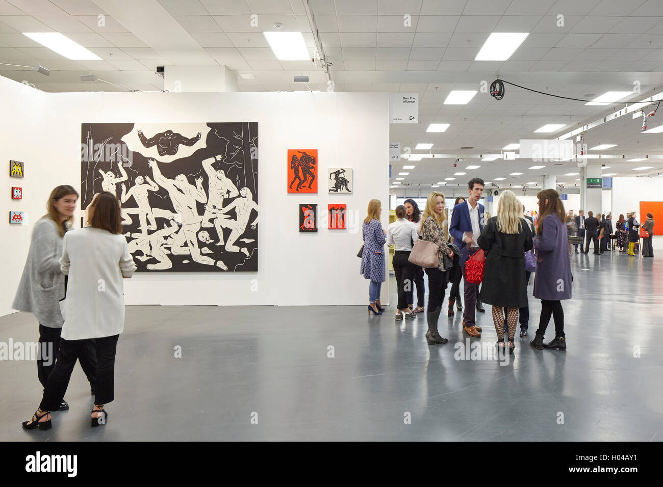 Le persone che visualizzano l'arte in fiera e in conversazione. Arte16, Londra, Regno Unito. Architetto: duro + Trevillion architetti, 2016. Foto Stock