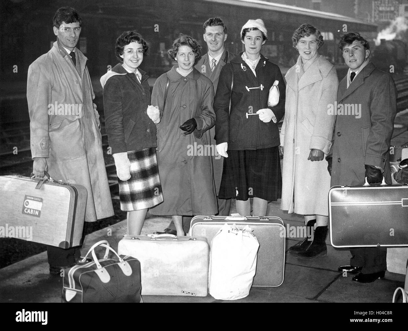 Gruppo di ben vestito giovane scout leader in attesa per il treno alla stazione ferroviaria sul loro modo al Convegno giovanile Sonnenberg nel 1960. Foto Stock