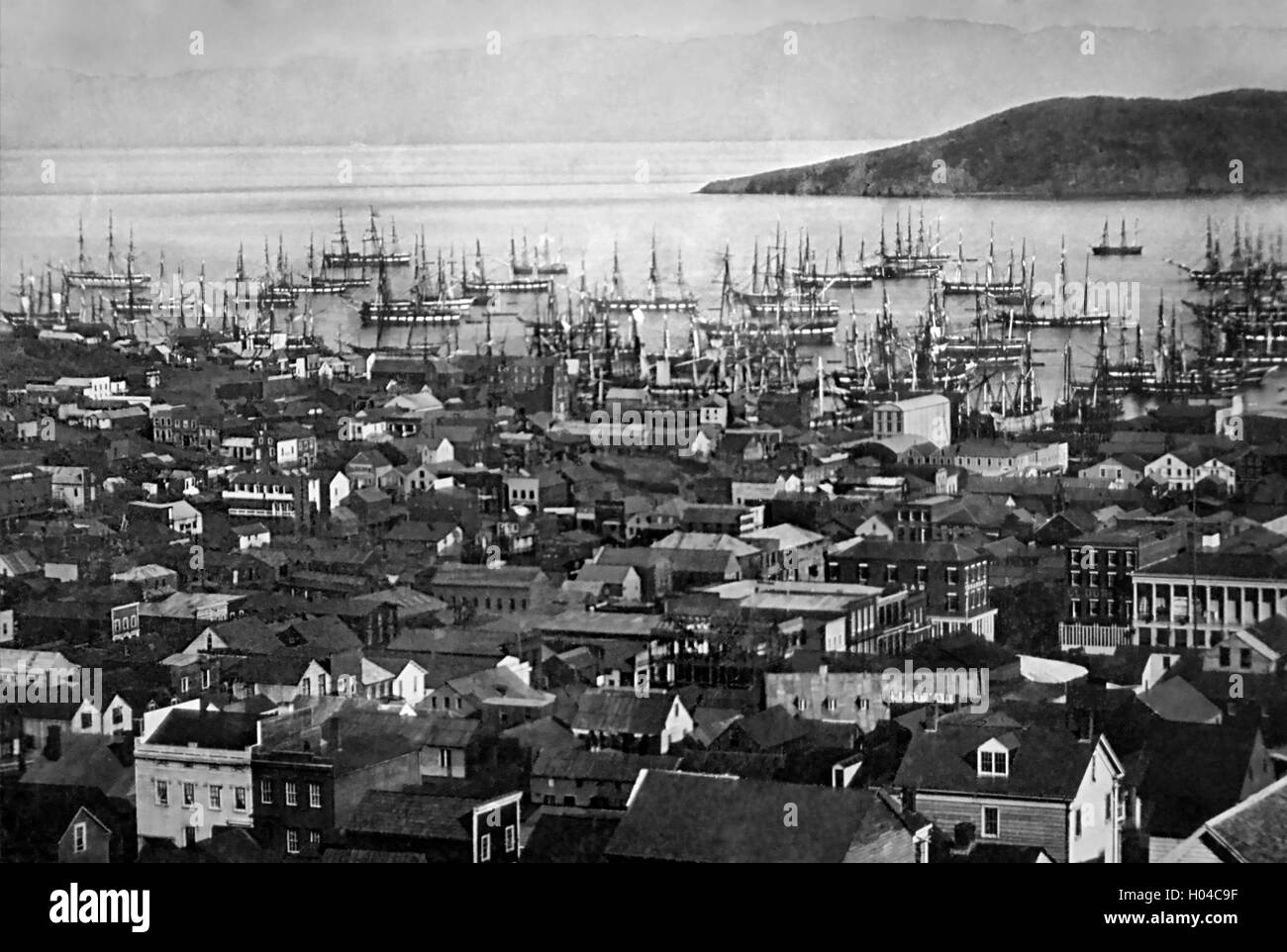 CALIFORNIA GOLD RUSH 1849. San Francisco harbour stipati con spese di spedizione a circa 1850 Foto Stock