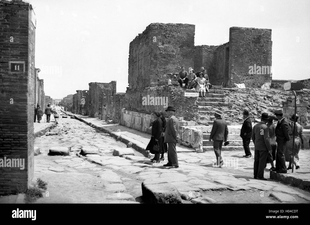 I turisti presso le rovine di Pompei in Italia 1935 Foto Stock