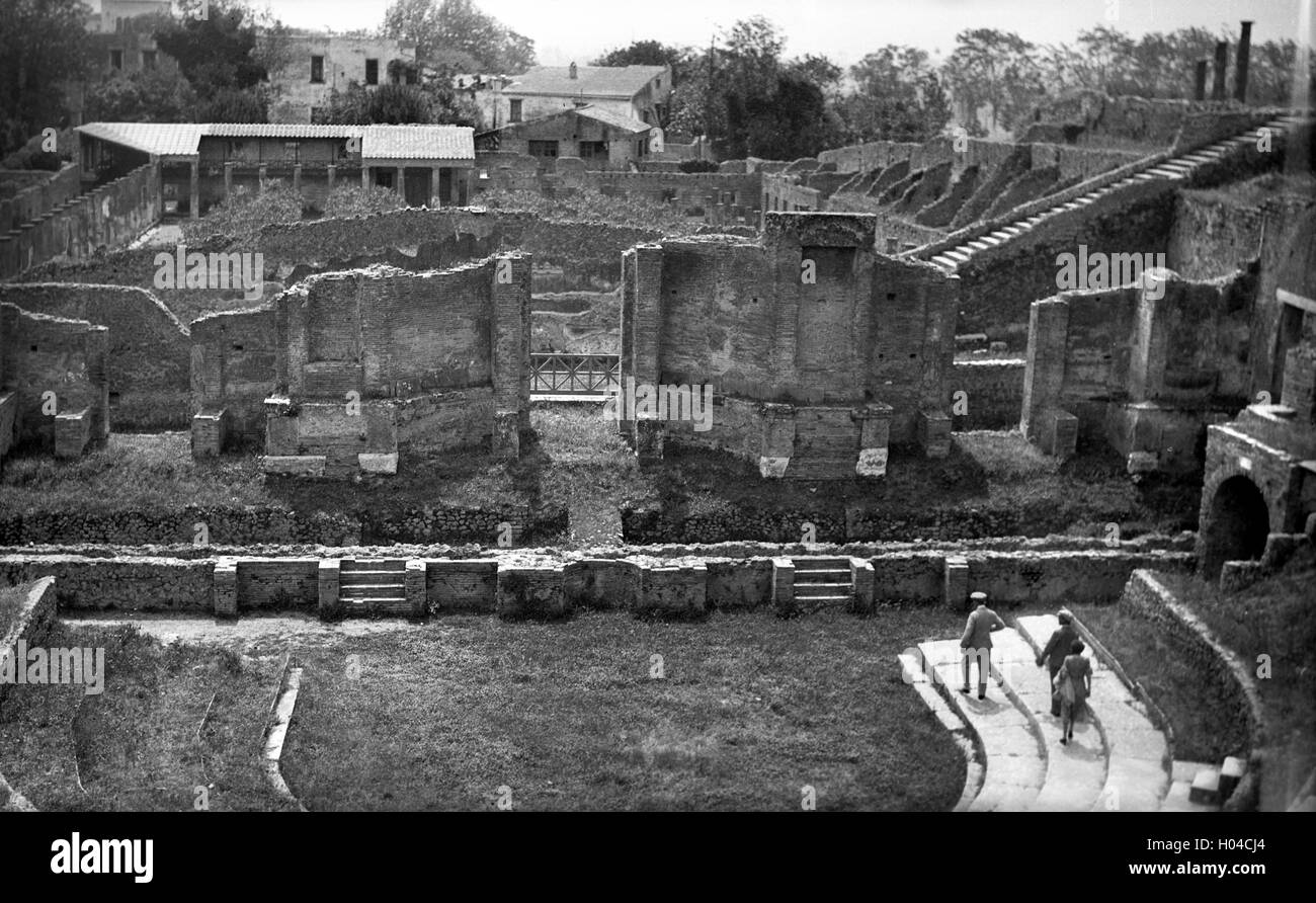 I turisti presso le rovine di Pompei in Italia 1935 Foto Stock