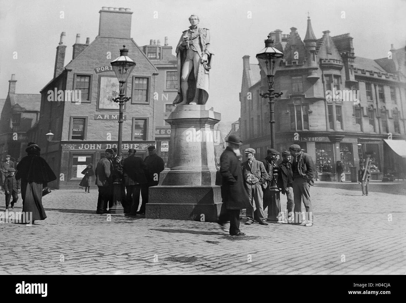 Gli uomini della classe operaia si riunirono intorno alla statua di Sir James Shaw Bart a Kilmarnock in Scozia nel 1895 Foto Stock