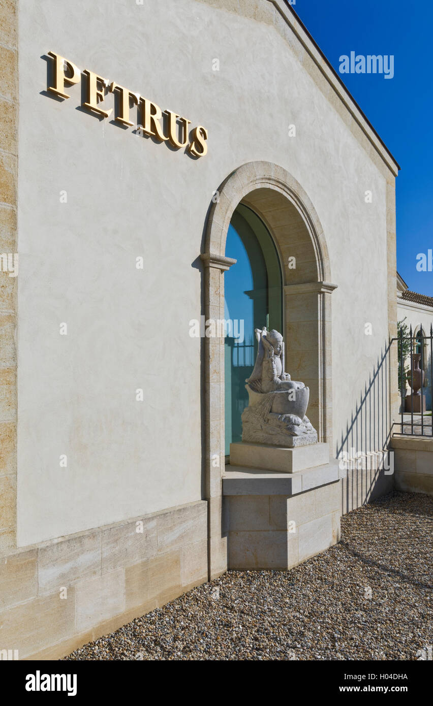 Chateau Petrus cantina grotta con emblema "l apostolo Pietro statua' Pomerol Bordeaux Gironde Francia Foto Stock