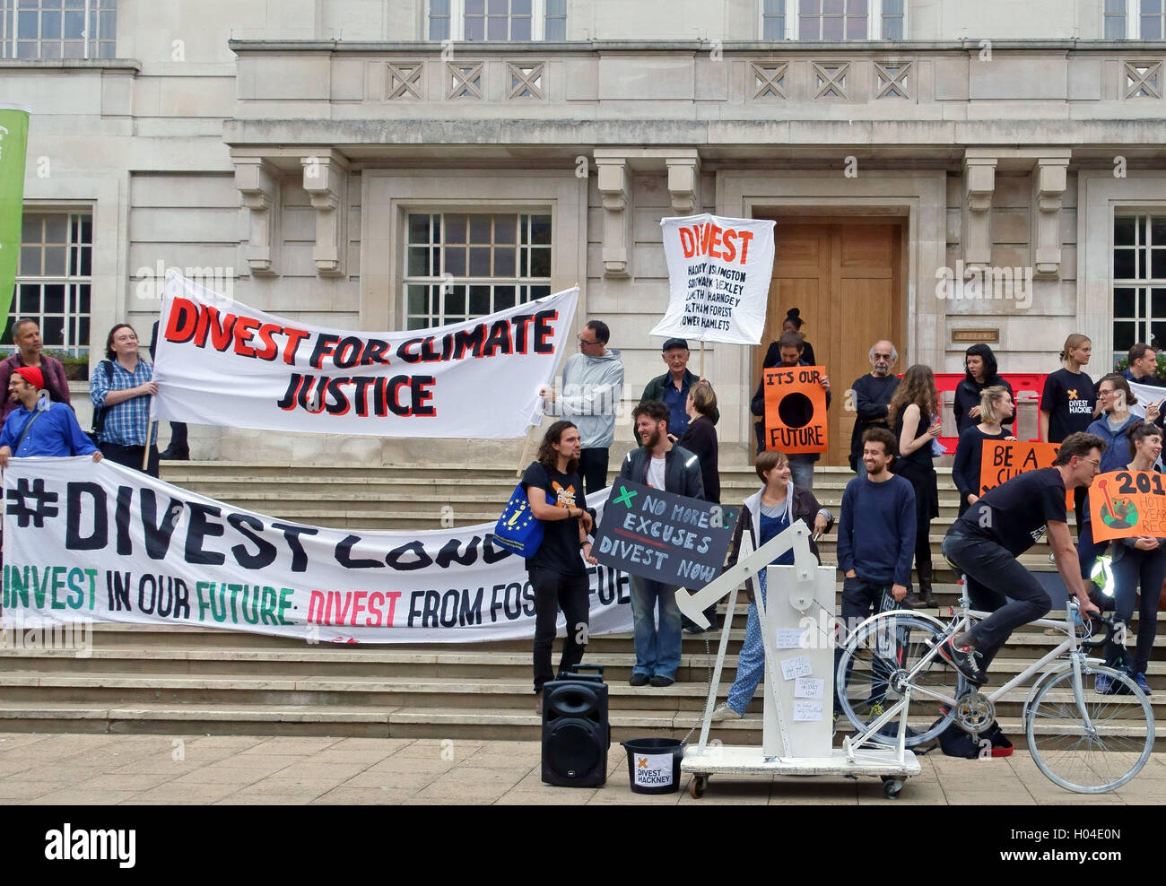 Il cambiamento climatico manifestanti dimostrare contro il combustibile fossile gli investimenti al di fuori Hackney Town Hall, Londra Foto Stock