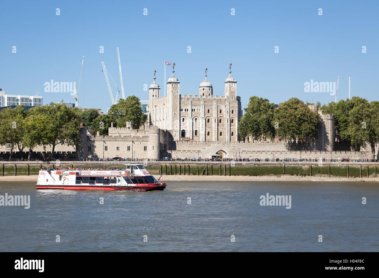 La Torre di Londra come visto dalla sponda meridionale del fiume Tamigi. Foto Stock