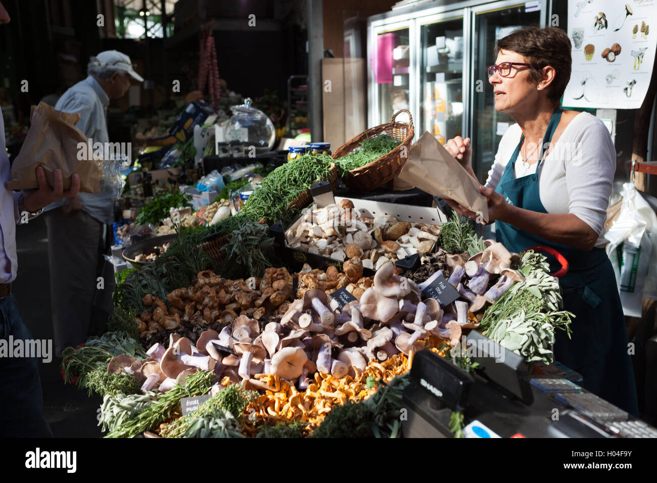 Navoni è uno specialista di frutta e verdura del venditore nel famoso mercato di Borough di Londra. Foto Stock