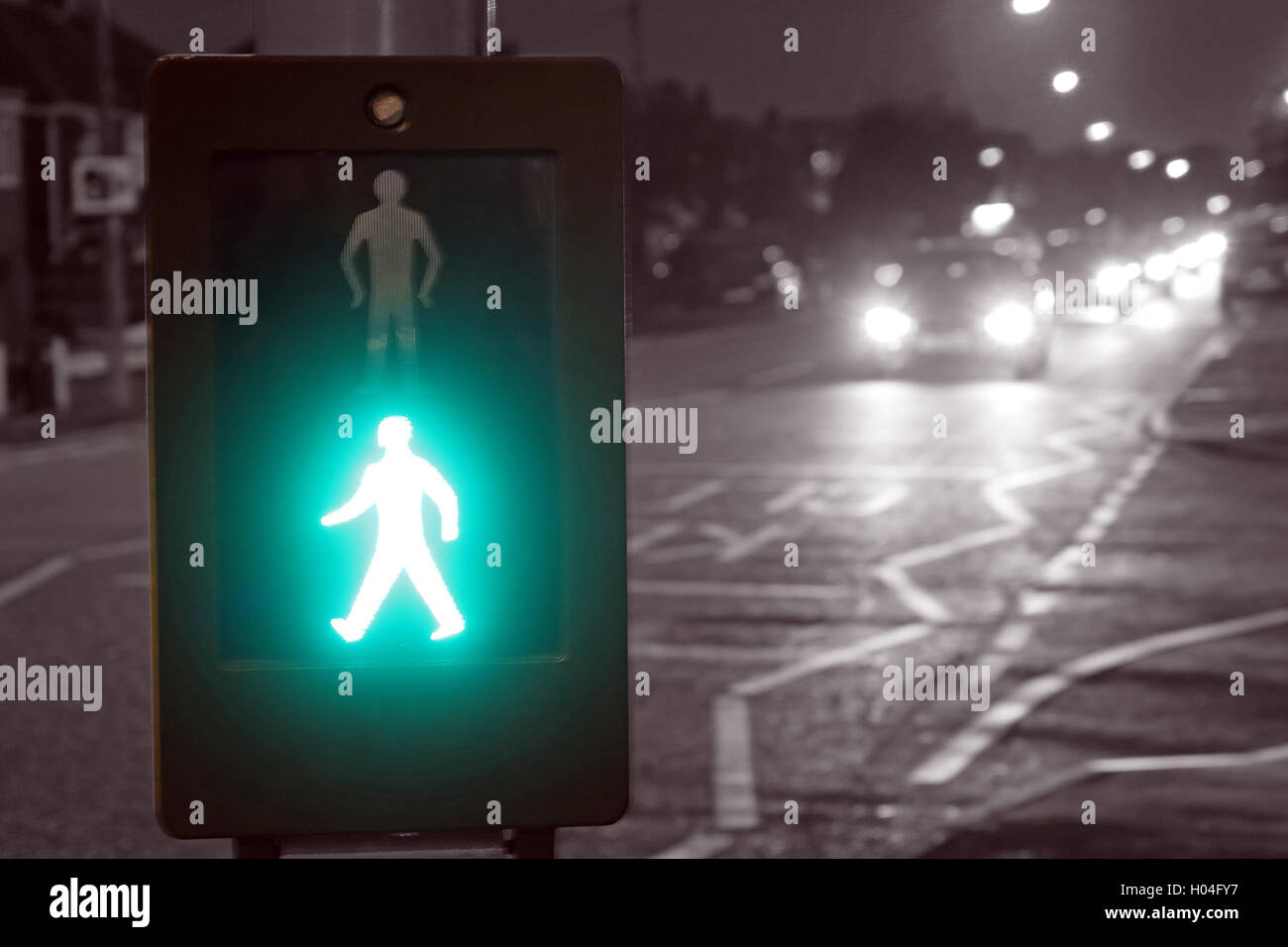 Pelican Crossing, con uomo verde, sicuro attraversare una strada trafficata principale, Inghilterra, Regno Unito Foto Stock