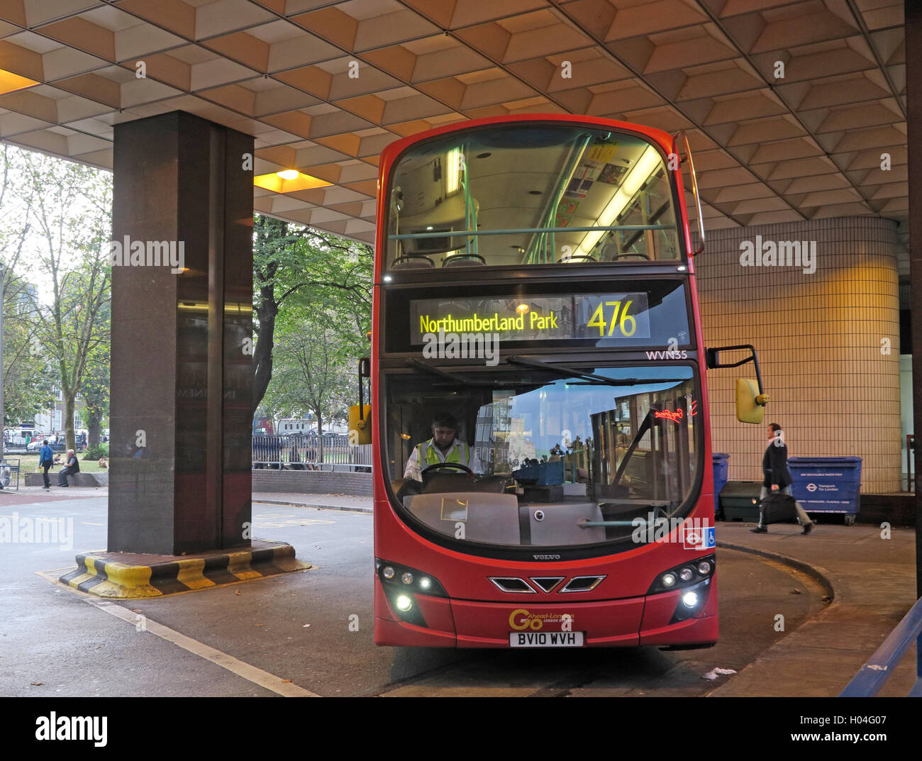 Euston la stazione degli autobus di Northumberland Park, Rosso Double-decker Bus londinese 476, in Euston la stazione degli autobus Foto Stock