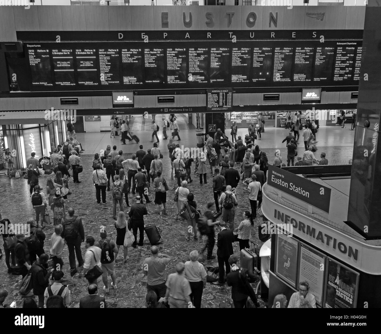 Monocromatico la stazione di Euston scheda di partenza e piazzale di North London, England, Regno Unito Foto Stock