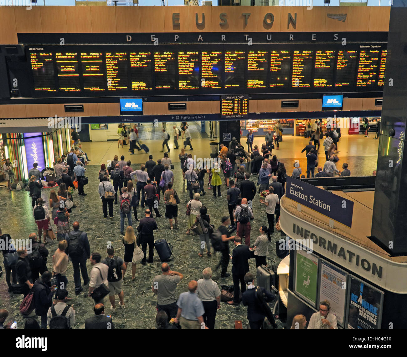 La stazione di Euston scheda di partenza e piazzale di North London, England, Regno Unito Foto Stock