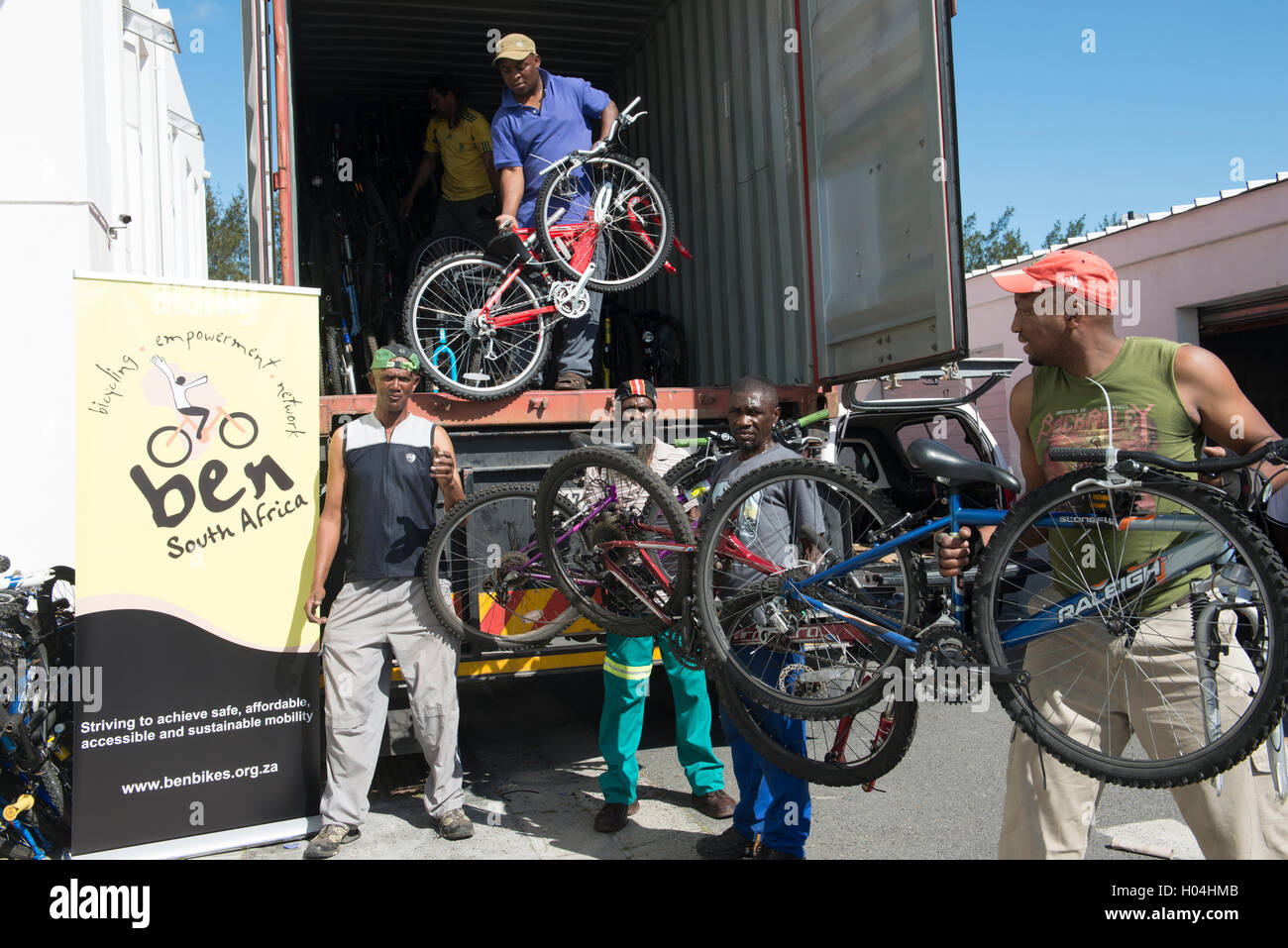 Noleggio meccanica scarico biciclette donato da un contenitore, Cape Town, Sud Africa Foto Stock