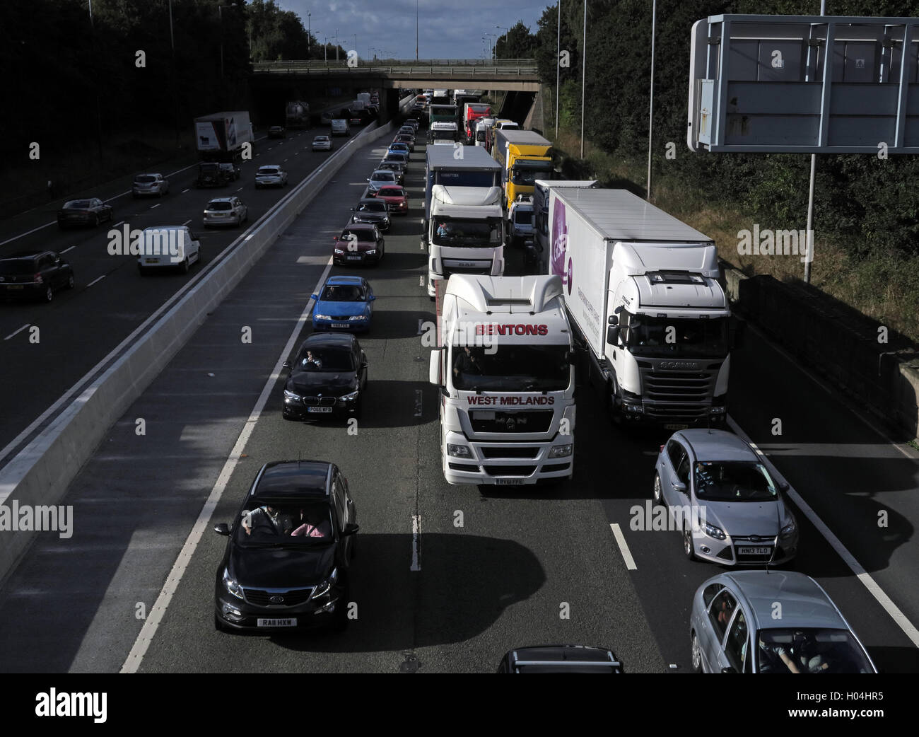 La congestione del traffico,marmellate sulla autostrada M6,WARRINGTON,CHESHIRE, Inghilterra, Regno Unito Foto Stock