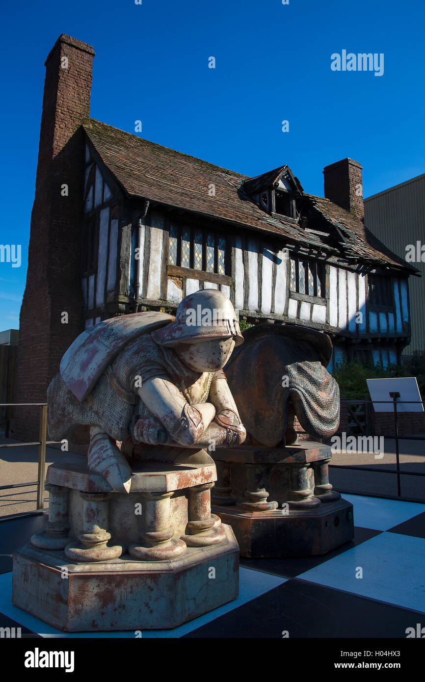 Pezzi di scacchi davanti a Vasai Cottage, Godric's Hollow, Warner Brothers tour dello studio, la realizzazione di Harry Potter, Londra Foto Stock