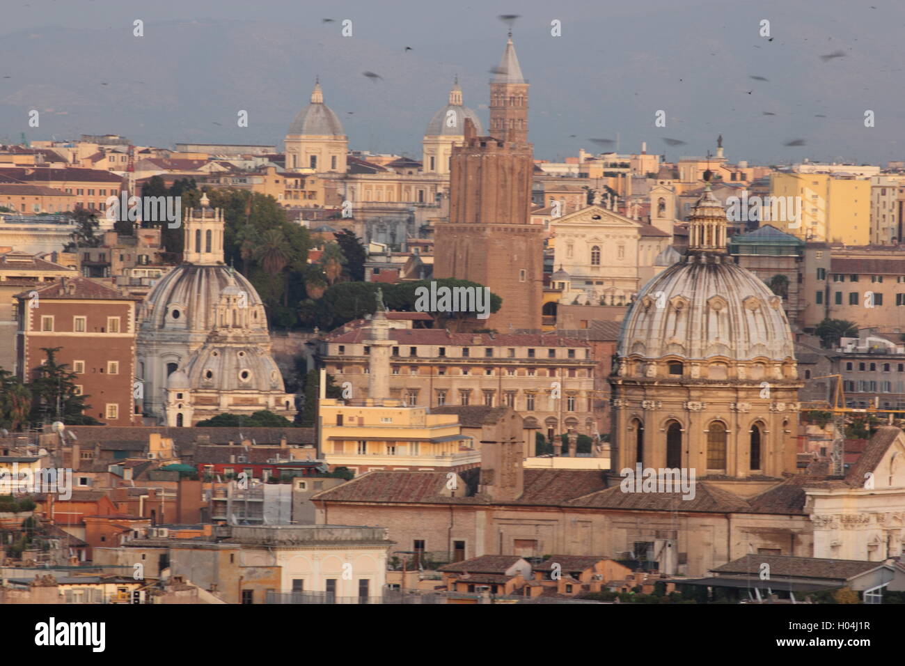 Una bella vista dei tetti Romes e monumenti formano una distanza dal Gianicolo, Roma, Italia Foto Stock