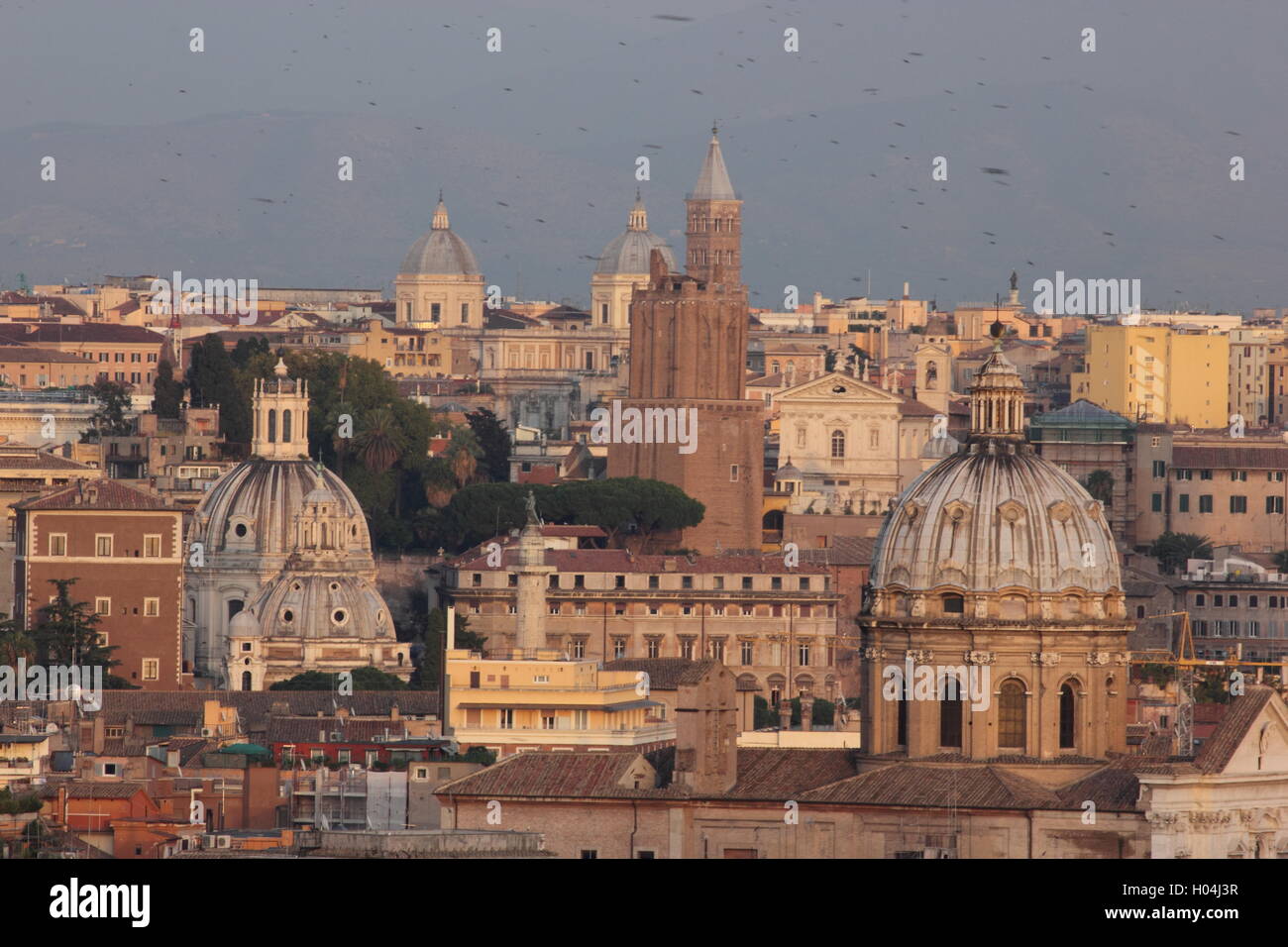 Una bella vista dei tetti Romes e monumenti formano una distanza dal Gianicolo, Roma, Italia Foto Stock