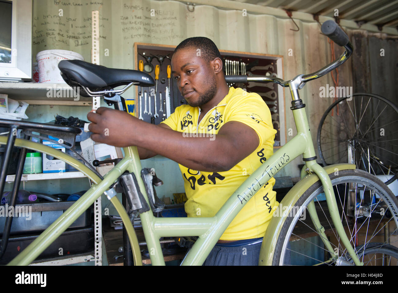 Bicicletta manutenzione meccanica di una bicicletta nel suo laboratorio, Cape Town, Sud Africa Foto Stock