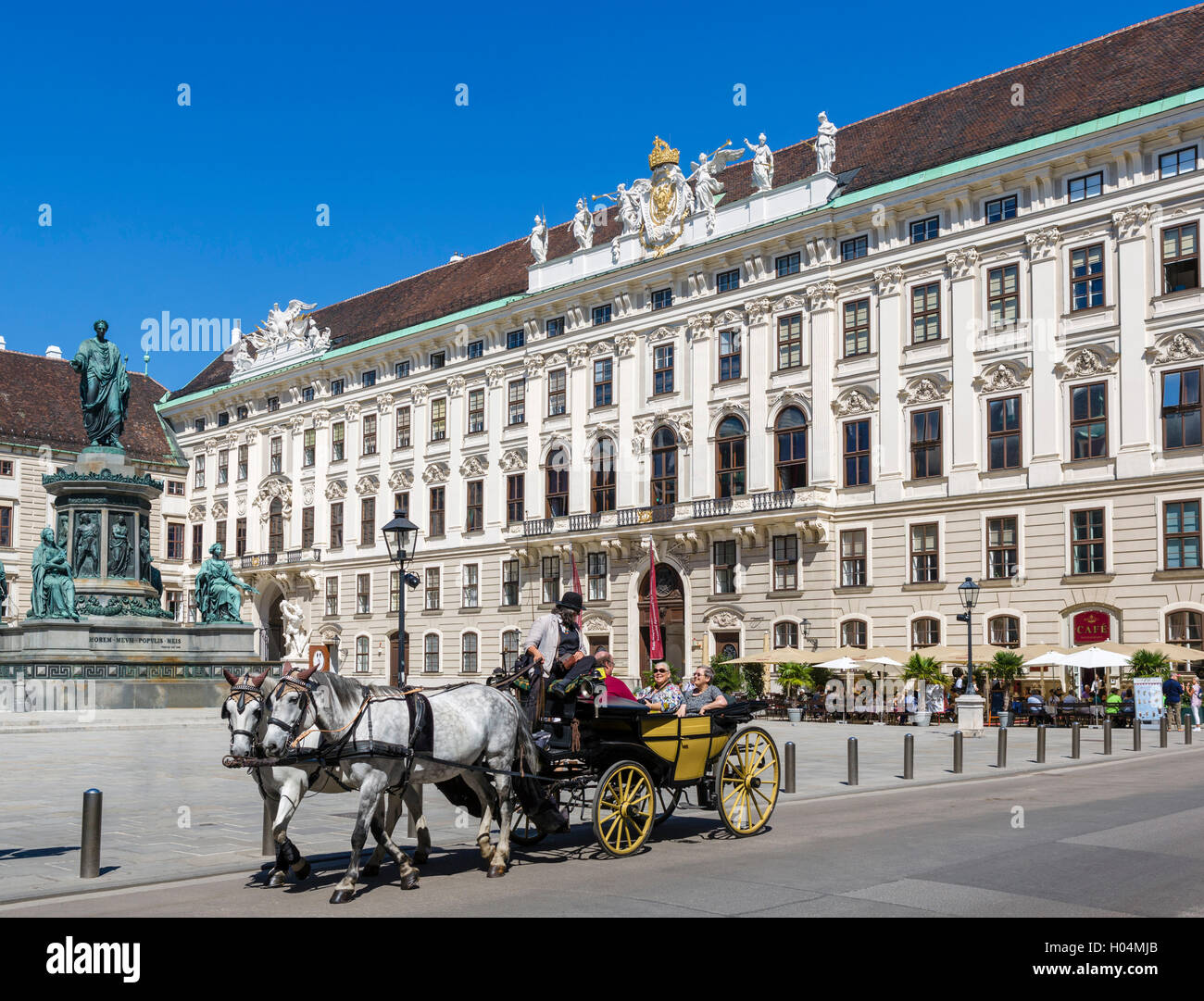 Cavallo e il carrello nella parte anteriore della cancelleria imperiale ala nell'interno di Piazza Castello, Palazzo di Hofburg di Vienna, Austria Foto Stock