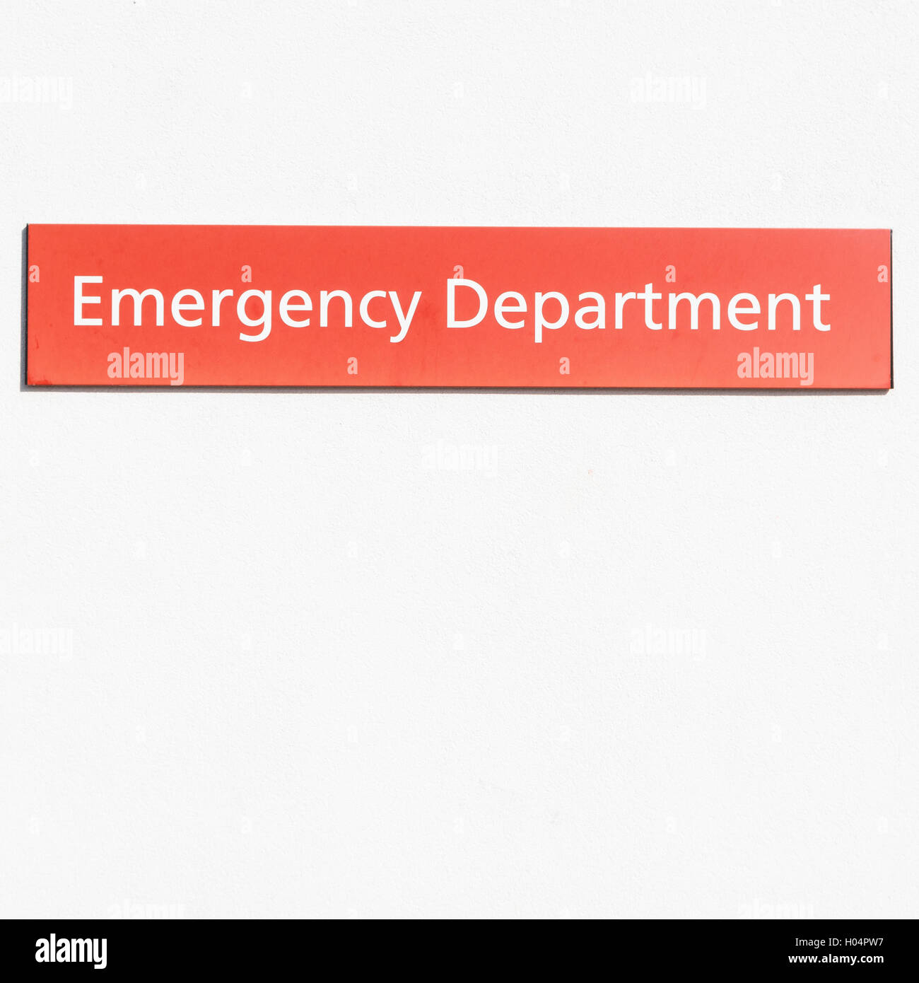 Dipartimento di emergenza segno sul muro bianco Foto Stock