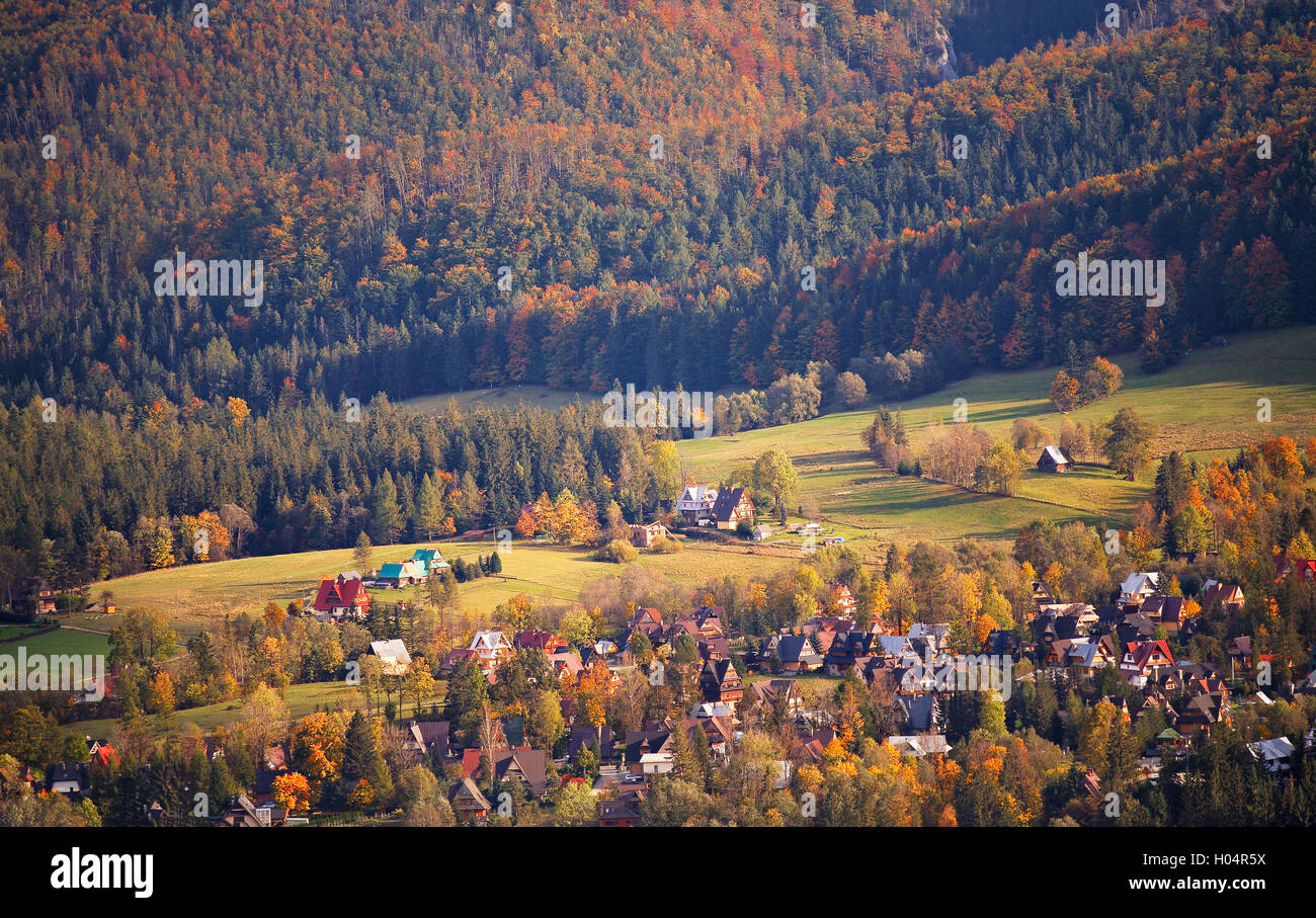 Soleggiata giornata di ottobre in Malopolska Mountain Village. Autunno in Polonia Foto Stock