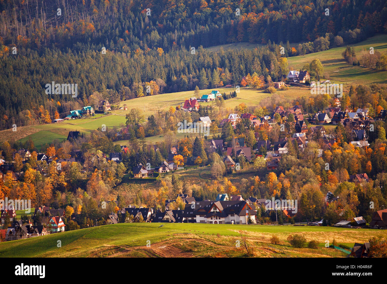 Soleggiata giornata di ottobre in Malopolska Mountain Village. Autunno in Polonia Foto Stock