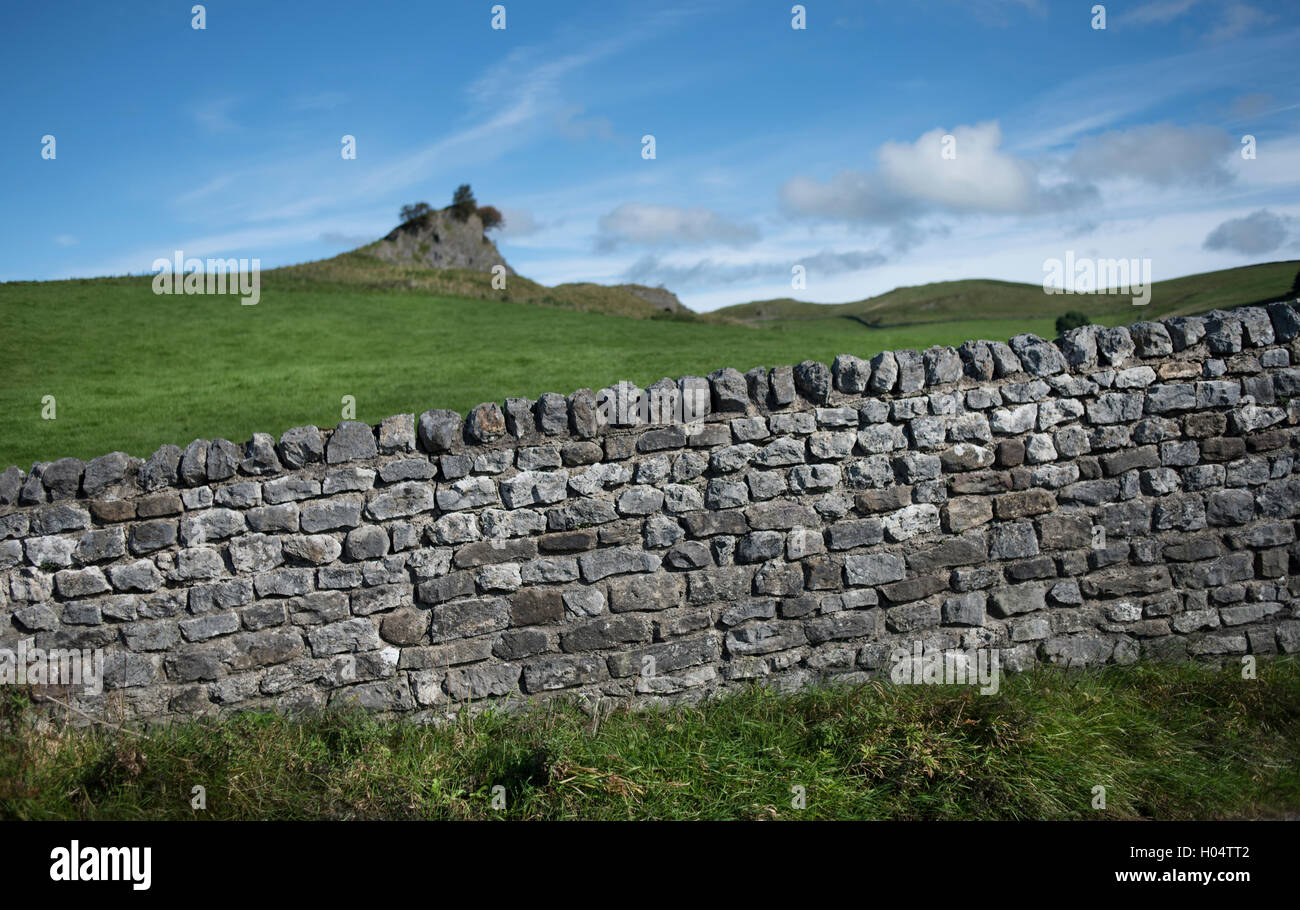 Il paesaggio al di là del muro stalattite in Bowland, Lancashire, nord ovest Inghilterra, Regno Unito. Foto Stock