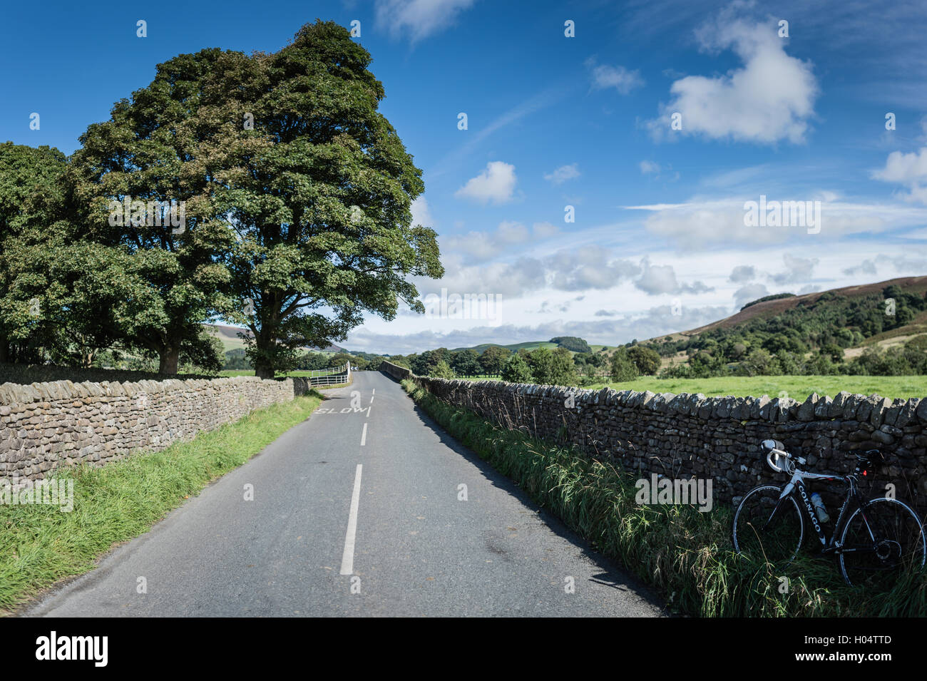 Una breve sosta per un ciclista nella valle Hodder, Lancashire, nord ovest Inghilterra, Regno Unito. Foto Stock