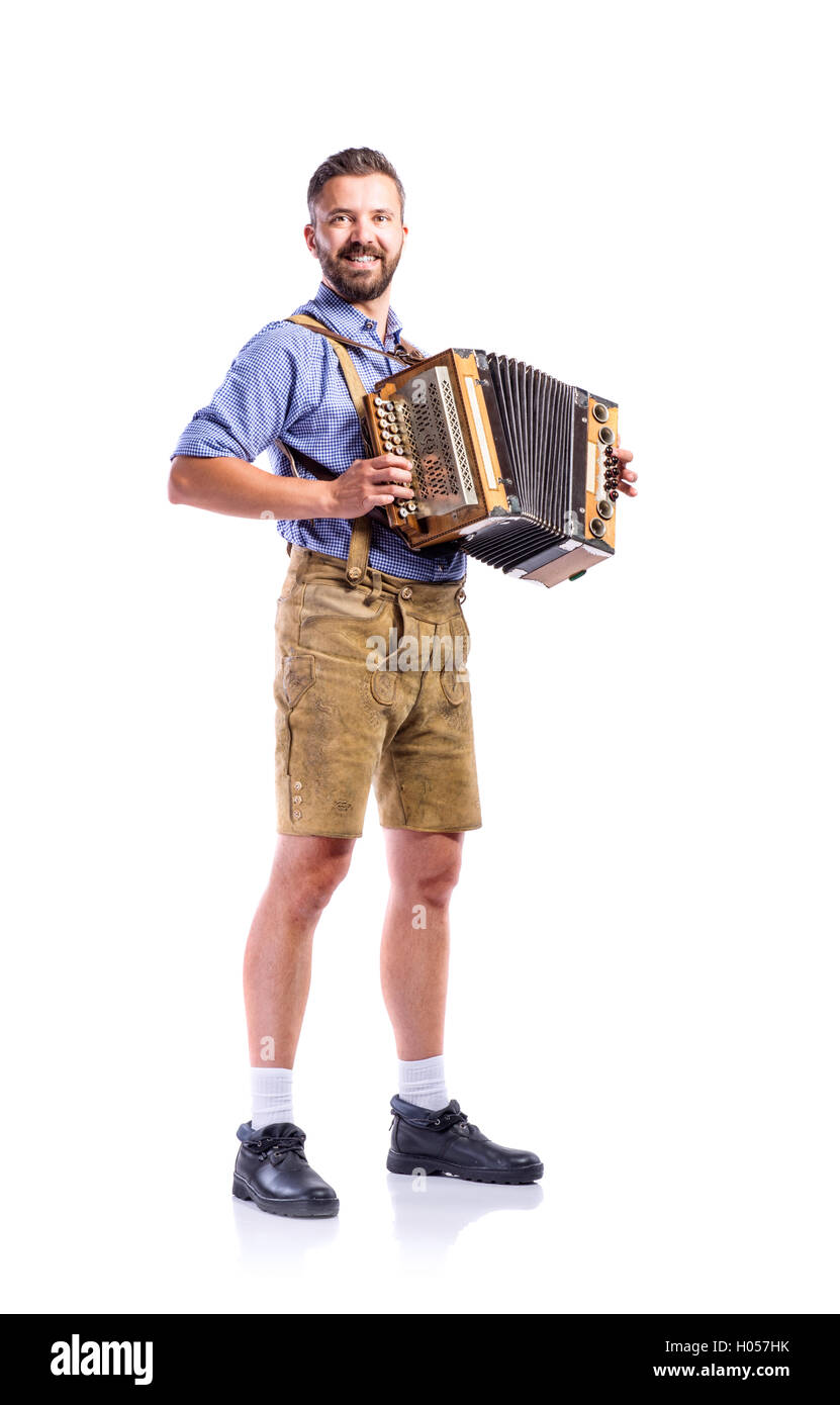 Uomo in tradizionali abiti bavarese a suonare la fisarmonica. Oktoberfe Foto Stock