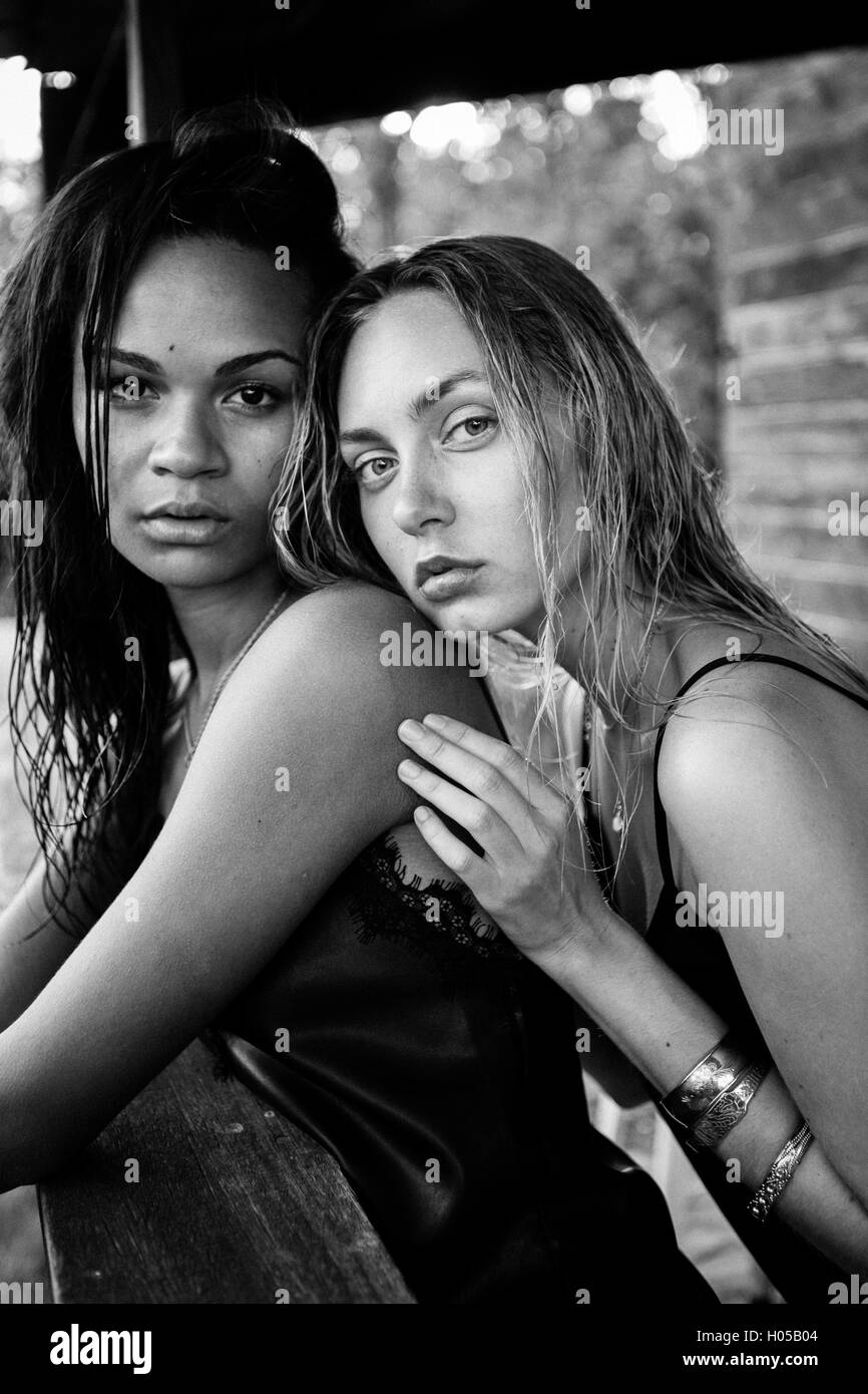 Ritratto di due modelli con capelli bagnati e la bellezza naturale Foto Stock