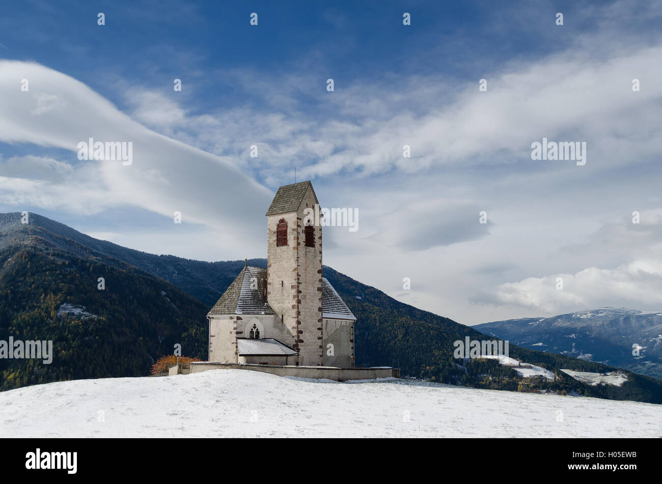 La chiesa di St. Jakob vicino a Santa Maddalena in Villnoesstal (Val di Funes) in Alto Adige in Italia nella neve in inverno. Foto Stock