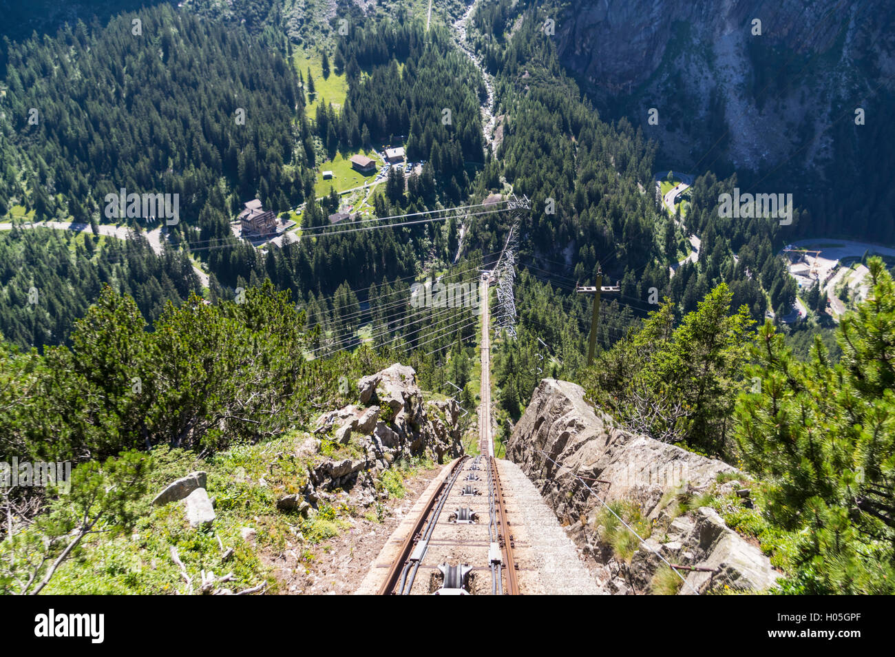 Giro con Gelmerbahn funicolare nelle Alpi Svizzere. Una delle più ripide funicolari nel mondo con una pendenza massima del 106%. Foto Stock