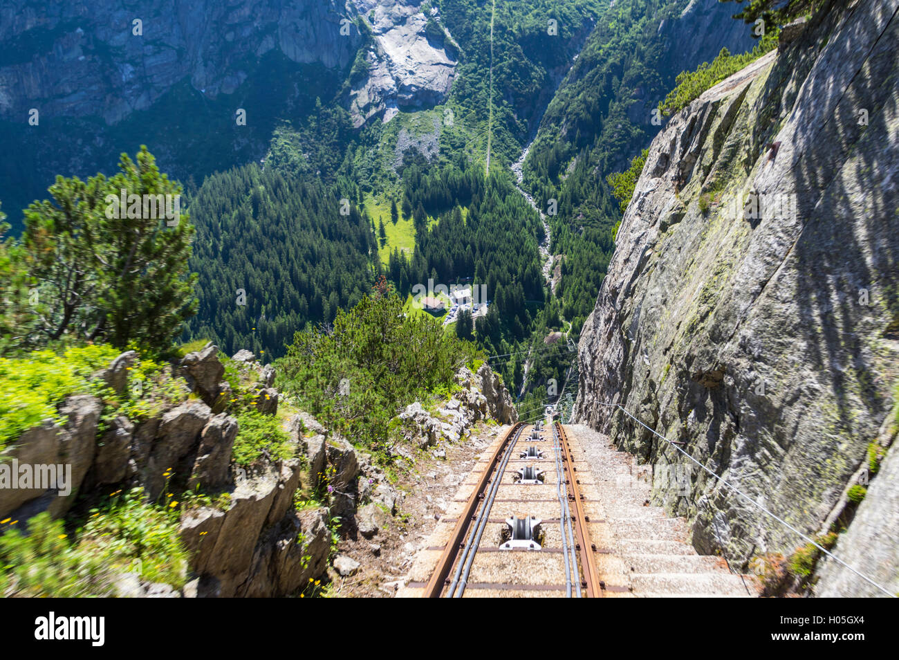 Giro con Gelmerbahn funicolare nelle Alpi Svizzere. Una delle più ripide funicolari nel mondo con una pendenza massima del 106%. Foto Stock