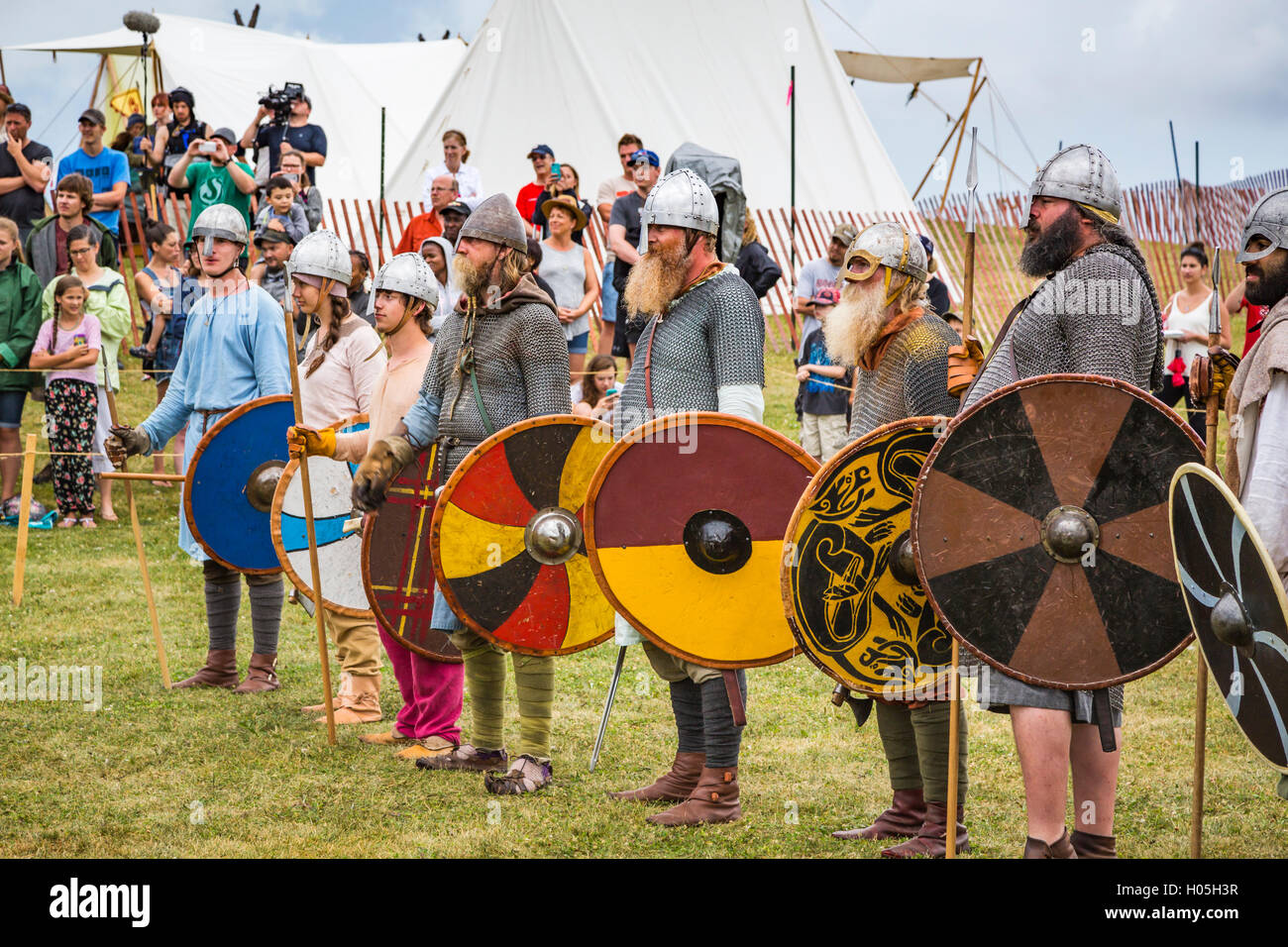 Un Viking rievocazione storica battaglia presso il Festival islandese in Gimli, Manitoba, Canada. Foto Stock