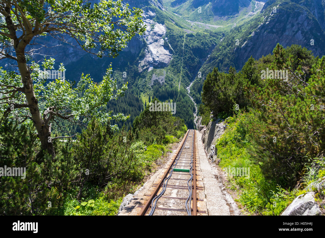 Giro con Gelmerbahn funicolare nelle Alpi Svizzere. Una delle più ripide funicolari nel mondo con una pendenza massima del 106%. Foto Stock