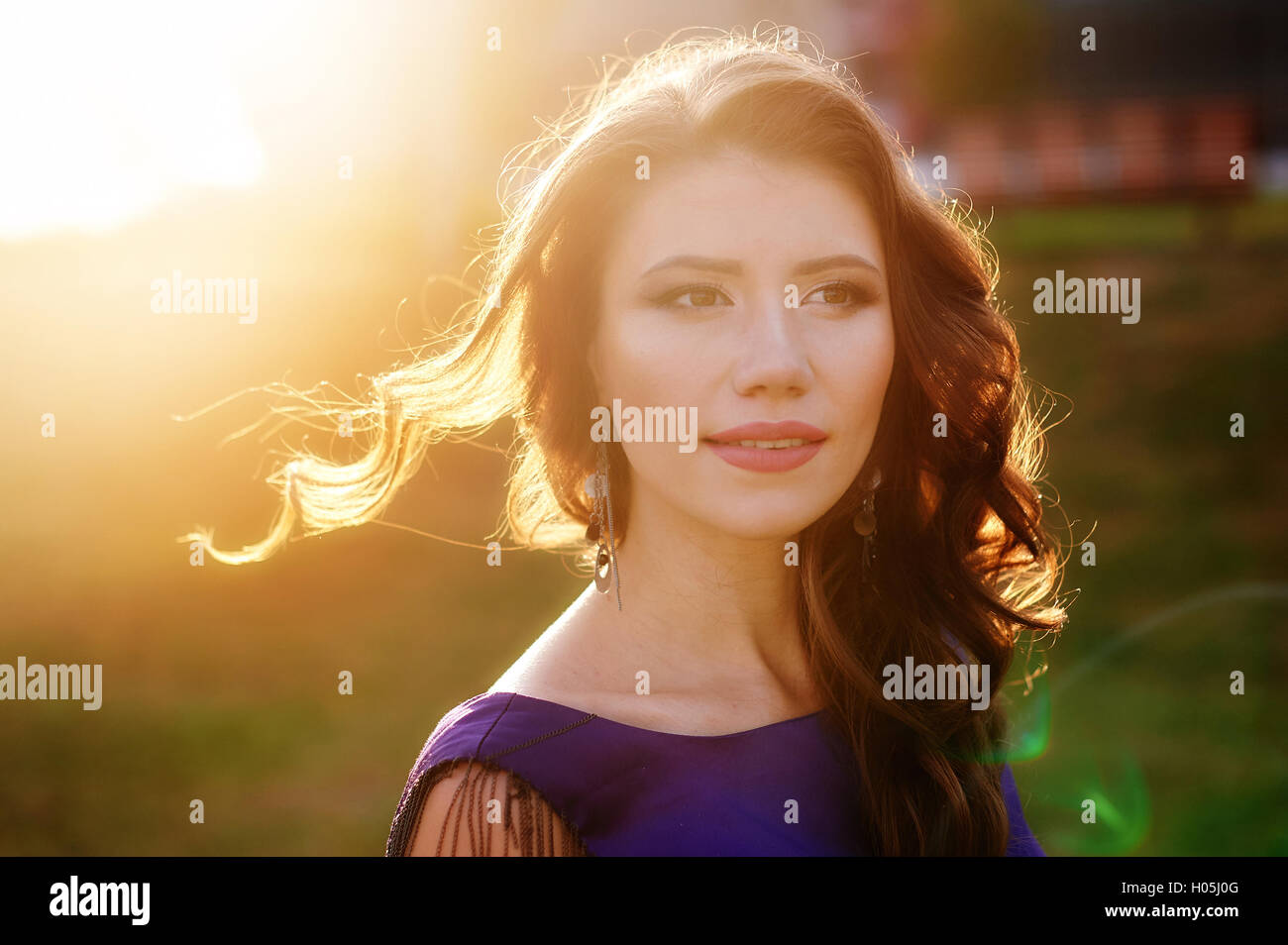 Bella donna sullo sfondo del sole di setting Foto Stock