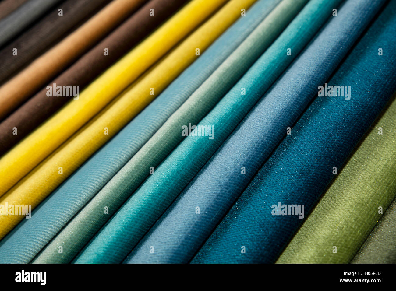 Colorato tessuto multicolore campioni swatch nel catalogo tessile tavolozza, selezione di diversi colori e texture gamma a ch Foto Stock