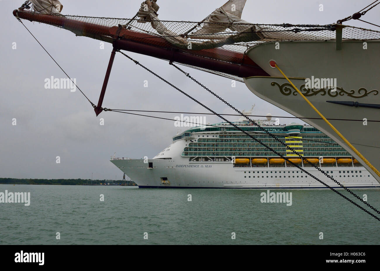 Southampton, Hampshire, Regno Unito. 19 Settembre, 2016. 2016 Southampton Boat Show - La 15-ponte nave MS "Indipendenza dei mari'- accomodante 4,370 passeggeri e servita da 1.360 equipaggio aveva una vista dominante sulla 2016 Southampton Boat Show Mayflower Park durante la 1 giorni di soggiorno.a 339.00 metro lungo esso sopraffatte film compreso la formazione olandese tall ship STV Astrid (visto qui come sua parte) Foto Stock