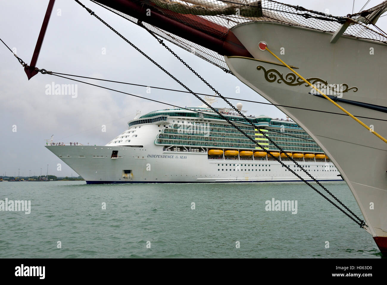 Southampton, Hampshire, Regno Unito. 19 Settembre, 2016. 2016 Southampton Boat Show - La 15-ponte nave MS "Indipendenza dei mari'- accomodante 4,370 passeggeri e servita da 1.360 equipaggio aveva una vista dominante sulla 2016 Southampton Boat Show Mayflower Park durante la 1 giorni di soggiorno.a 339.00 metro lungo esso sopraffatte film compreso la formazione olandese tall ship STV Astrid (visto qui come sua parte) Foto Stock