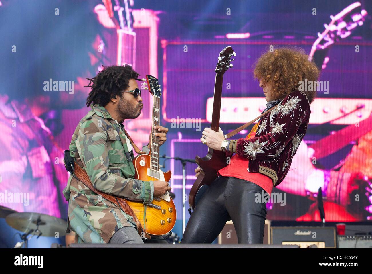 Settembre 17, 2016 - Delmar, CA, US - KAABOO è tre giorni di divertimento, con quasi 40 ore piene di ricordi e ha tutti i presupposti per approdare ad un confortevole evento. Essi avevano molta ombra e posti a sedere,i servizi igienici sono stati puliti con aria condizionata con servizi igienici lavabile (nessuna porta-vasino), e non vi era alcuna sporcizia, polvere o fango di lotta attraverso solo per avere un buon tempo..per un certo livello di valutazione c'era anche una piscina per il lounge intorno a. Vi è stato il cibo gourmet, prezzi esorbitanti, e tutto ciò che vi aspettereste da un festival di tre giorni..visto qui: uno dei rivestimenti padiglione Lenny Kravitz e Craig Ross..Lenny mettere Foto Stock