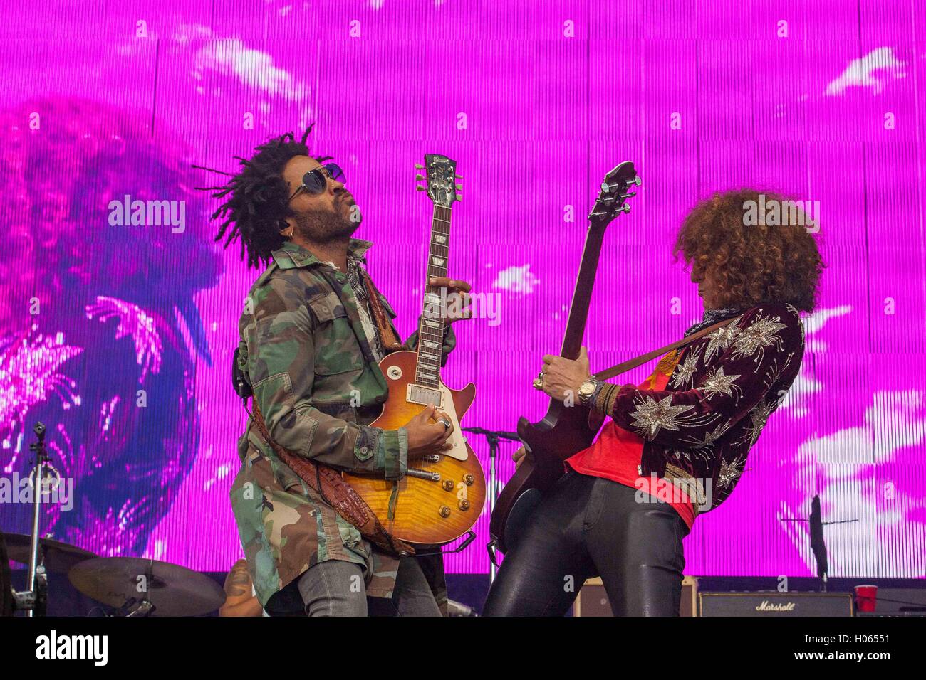 Settembre 17, 2016 - Delmar, CA, US - KAABOO è tre giorni di divertimento, con quasi 40 ore piene di ricordi e ha tutti i presupposti per approdare ad un confortevole evento. Essi avevano molta ombra e posti a sedere,i servizi igienici sono stati puliti con aria condizionata con servizi igienici lavabile (nessuna porta-vasino), e non vi era alcuna sporcizia, polvere o fango di lotta attraverso solo per avere un buon tempo..per un certo livello di valutazione c'era anche una piscina per il lounge intorno a. Vi è stato il cibo gourmet, prezzi esorbitanti, e tutto ciò che vi aspettereste da un festival di tre giorni..visto qui: uno dei rivestimenti padiglione Lenny Kravitz e Craig Ross..Lenny mettere Foto Stock