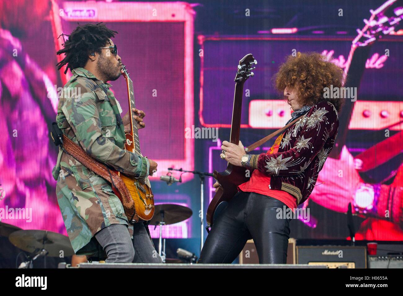 Settembre 17, 2016 - Delmar, CA, US - KAABOO è tre giorni di divertimento, con quasi 40 ore piene di ricordi e ha tutti i presupposti per approdare ad un confortevole evento. Essi avevano molta ombra e posti a sedere,i servizi igienici sono stati puliti con aria condizionata con servizi igienici lavabile (nessuna porta-vasino), e non vi era alcuna sporcizia, polvere o fango di lotta attraverso solo per avere un buon tempo..per un certo livello di valutazione c'era anche una piscina per il lounge intorno a. Vi è stato il cibo gourmet, prezzi esorbitanti, e tutto ciò che vi aspettereste da un festival di tre giorni..visto qui: uno dei rivestimenti padiglione Lenny Kravitz e Craig Ross..Lenny mettere Foto Stock