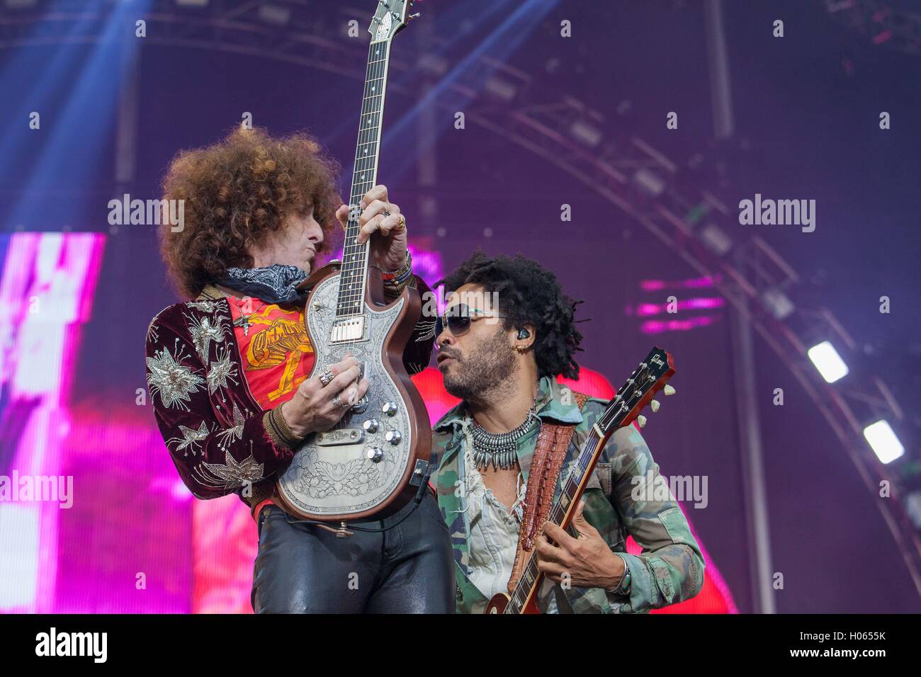 Settembre 17, 2016 - Delmar, CA, US - KAABOO è tre giorni di divertimento, con quasi 40 ore piene di ricordi e ha tutti i presupposti per approdare ad un confortevole evento. Essi avevano molta ombra e posti a sedere,i servizi igienici sono stati puliti con aria condizionata con servizi igienici lavabile (nessuna porta-vasino), e non vi era alcuna sporcizia, polvere o fango di lotta attraverso solo per avere un buon tempo..per un certo livello di valutazione c'era anche una piscina per il lounge intorno a. Vi è stato il cibo gourmet, prezzi esorbitanti, e tutto ciò che vi aspettereste da un festival di tre giorni..visto qui: uno dei rivestimenti padiglione Lenny Kravitz e Craig Ross..Lenny mettere Foto Stock