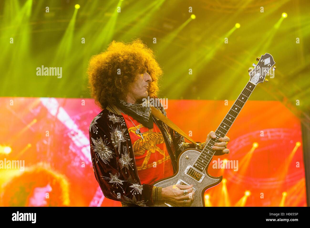 Settembre 17, 2016 - Delmar, CA, US - KAABOO è tre giorni di divertimento, con quasi 40 ore piene di ricordi e ha tutti i presupposti per approdare ad un confortevole evento. Essi avevano molta ombra e posti a sedere,i servizi igienici sono stati puliti con aria condizionata con servizi igienici lavabile (nessuna porta-vasino), e non vi era alcuna sporcizia, polvere o fango di lotta attraverso solo per avere un buon tempo..per un certo livello di valutazione c'era anche una piscina per il lounge intorno a. Vi è stato il cibo gourmet, prezzi esorbitanti, e tutto ciò che vi aspettereste da un festival di tre giorni..visto qui: uno dei rivestimenti padiglione Lenny Kravitz, chitarrista Craig Ross. Foto Stock