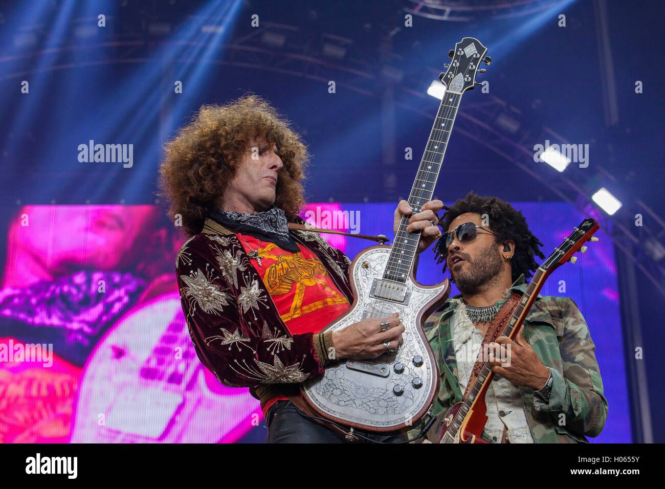 Settembre 17, 2016 - Delmar, CA, US - KAABOO è tre giorni di divertimento, con quasi 40 ore piene di ricordi e ha tutti i presupposti per approdare ad un confortevole evento. Essi avevano molta ombra e posti a sedere,i servizi igienici sono stati puliti con aria condizionata con servizi igienici lavabile (nessuna porta-vasino), e non vi era alcuna sporcizia, polvere o fango di lotta attraverso solo per avere un buon tempo..per un certo livello di valutazione c'era anche una piscina per il lounge intorno a. Vi è stato il cibo gourmet, prezzi esorbitanti, e tutto ciò che vi aspettereste da un festival di tre giorni..visto qui: uno dei rivestimenti padiglione Lenny Kravitz e Craig Ross..Lenny mettere Foto Stock