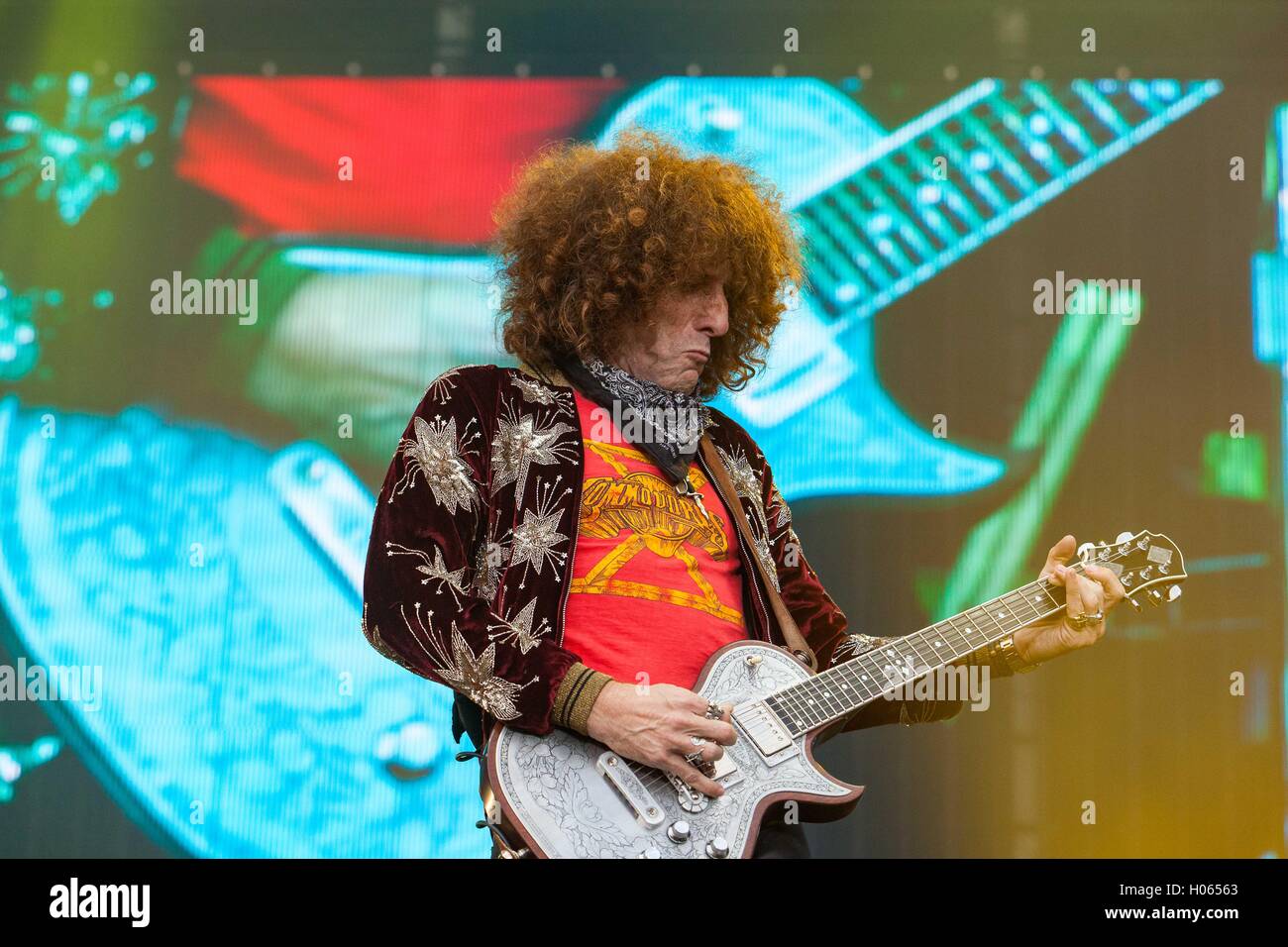 Settembre 17, 2016 - Delmar, CA, US - KAABOO è tre giorni di divertimento, con quasi 40 ore piene di ricordi e ha tutti i presupposti per approdare ad un confortevole evento. Essi avevano molta ombra e posti a sedere,i servizi igienici sono stati puliti con aria condizionata con servizi igienici lavabile (nessuna porta-vasino), e non vi era alcuna sporcizia, polvere o fango di lotta attraverso solo per avere un buon tempo..per un certo livello di valutazione c'era anche una piscina per il lounge intorno a. Vi è stato il cibo gourmet, prezzi esorbitanti, e tutto ciò che vi aspettereste da un festival di tre giorni..visto qui: uno dei rivestimenti padiglione Lenny Kravitz, chitarrista Craig Ross. Foto Stock