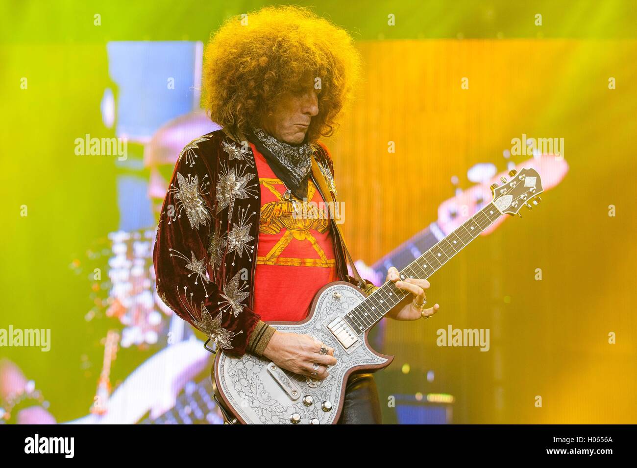 Settembre 17, 2016 - Delmar, CA, US - KAABOO è tre giorni di divertimento, con quasi 40 ore piene di ricordi e ha tutti i presupposti per approdare ad un confortevole evento. Essi avevano molta ombra e posti a sedere,i servizi igienici sono stati puliti con aria condizionata con servizi igienici lavabile (nessuna porta-vasino), e non vi era alcuna sporcizia, polvere o fango di lotta attraverso solo per avere un buon tempo..per un certo livello di valutazione c'era anche una piscina per il lounge intorno a. Vi è stato il cibo gourmet, prezzi esorbitanti, e tutto ciò che vi aspettereste da un festival di tre giorni..visto qui: uno dei rivestimenti padiglione Lenny Kravitz, chitarrista Craig Ross. Foto Stock